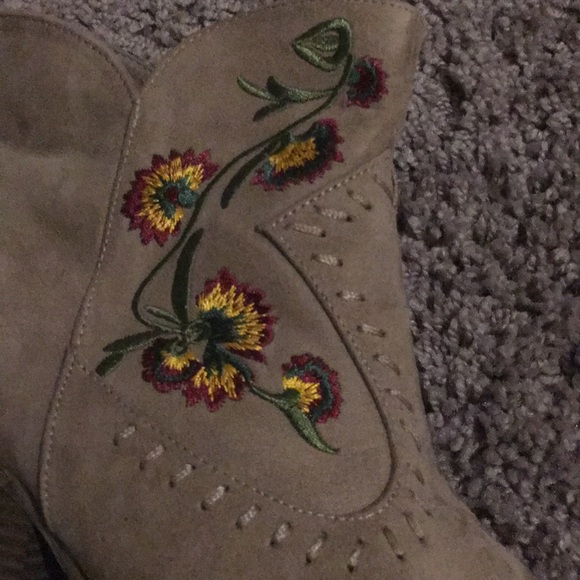 High heeled booties - Picture 2 of 7